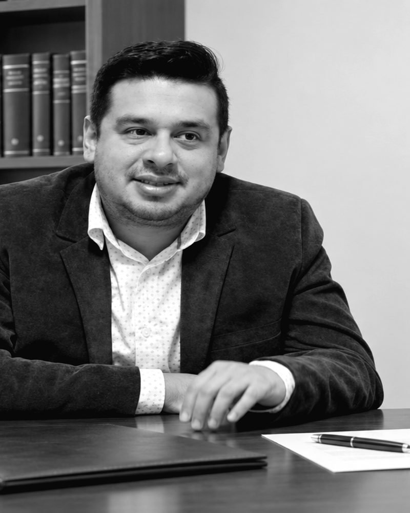 Socio del estudio en su despacho